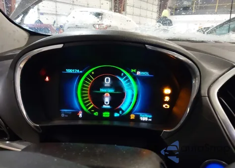 2018 Chevrolet Volt Premier z USA, uszkodzony, nr VIN 1G1RB6S51JU133172